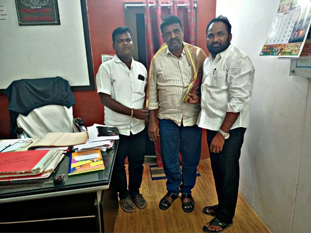 తహశీల్దార్ శ్రీనివాస్ కి ఘన సన్మానం