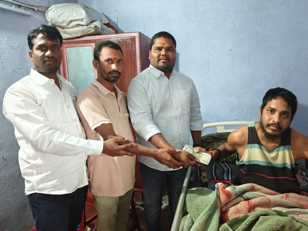 విద్యుత్ ఉద్యోగికి ఆర్థిక సహాయం అందజేత