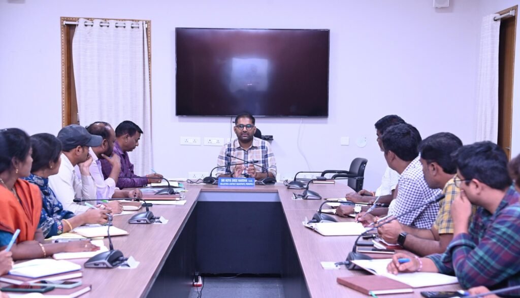 రైతులకు ప్రభుత్వ పథకాలు చేరేలా పటిష్ట చర్యలు.. కలెక్టర్ కోయ శ్రీ హర్ష