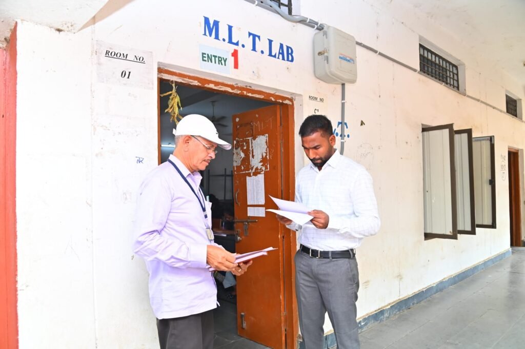 ఇంటర్మీడియట్ పరీక్ష కేంద్రాన్ని పరిశీలించిన కలెక్టర్