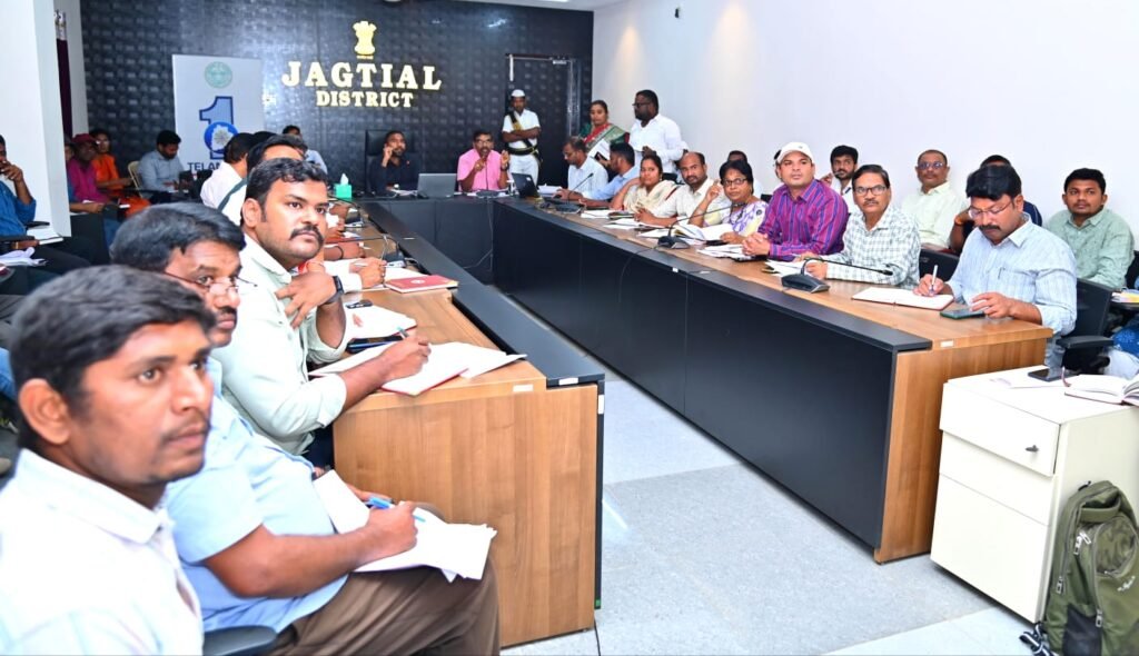 గోదావరి పుష్కరాల ఏర్పాట్ల పై అధికారులతో రివ్యూ