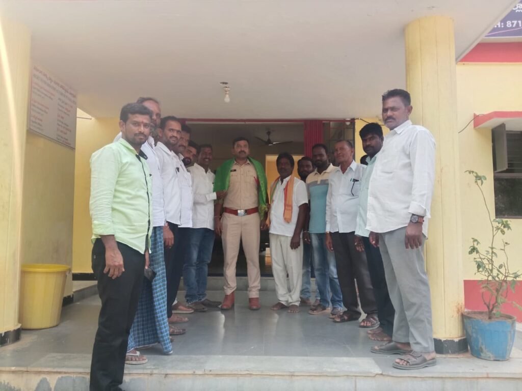 ఎస్సైని సన్మానించిన గ్రామ పంచాయతీ పాలకవర్గం