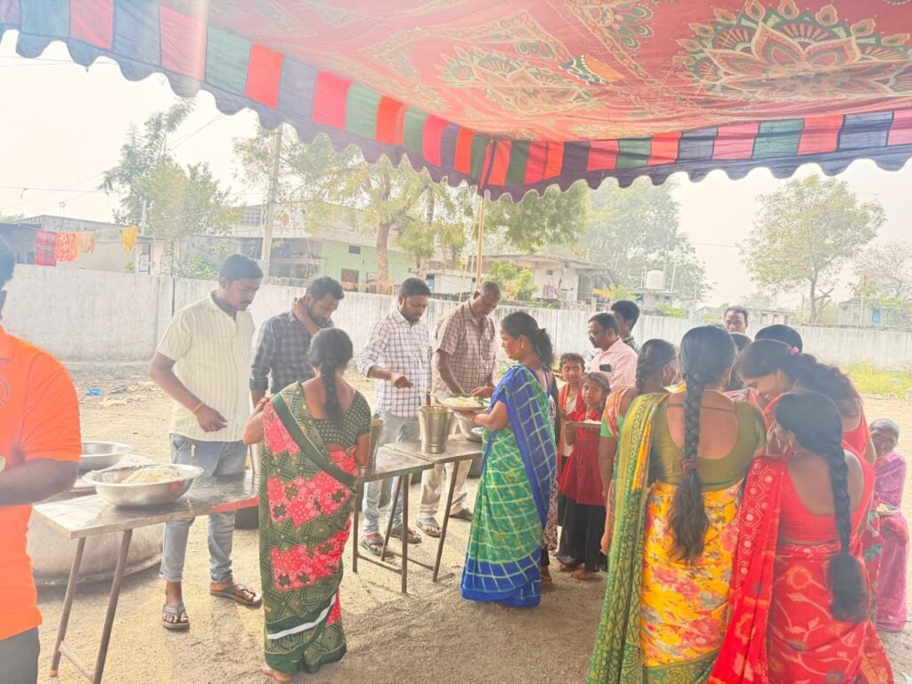 ఆలయ కమిటీ ఆధ్వర్యంలో అన్నదానం