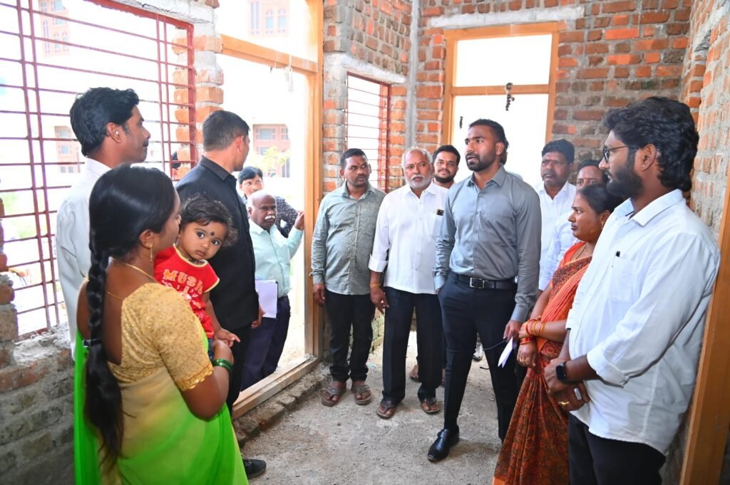 ఇందిరమ్మ ఇండ్లను పరిశీలించిన జిల్లా కలెక్టర్