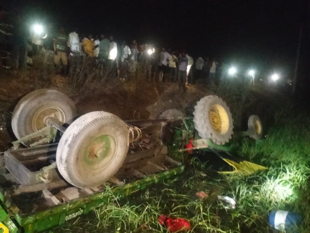 ట్రాక్టర్ బోల్తా.. నలుగురు మృతి