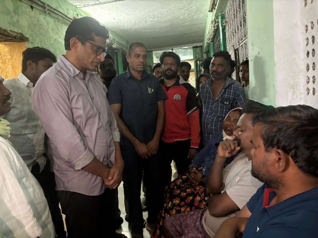 బాధితులను పరామర్శించిన ఎమ్మెల్యే కల్వకుంట్ల సంజయ్