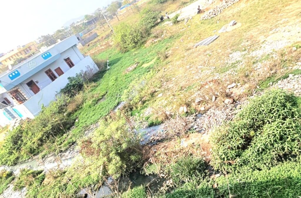 మురుగు నీరు ఇలా… నివసించేది ఎలా…!!??