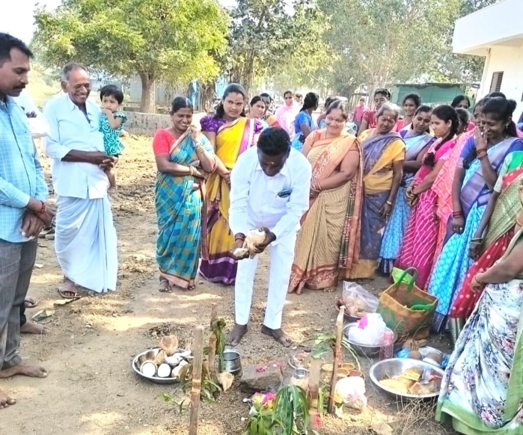 ఐకేపీ భవన నిర్మాణ పనులకు భూమి పూజ