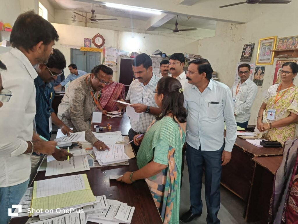 పోలింగ్ సామగ్రిని తనిఖీ చేసిన జిల్లా అదనపు కలెక్టర్ బి.రాజ గౌడ్