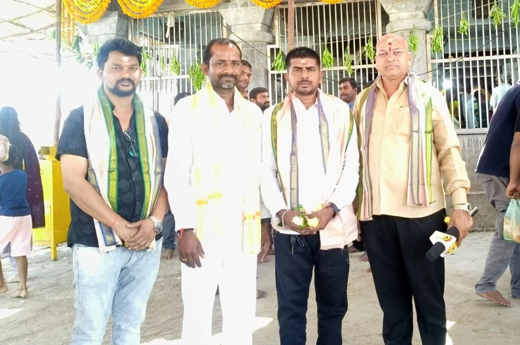 శ్రీ లక్ష్మీనరసింహ స్వామిని దర్శించుకున్న అంబేద్కర్ సంఘ నాయకులు