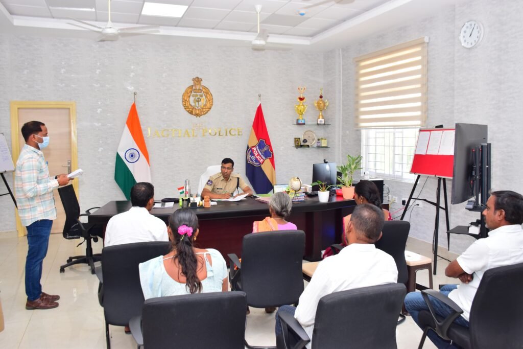 గ్రీవెన్స్ డే లో పలు ఫిర్యాదులను పరిశీలించిన జిల్లా ఎస్పీ