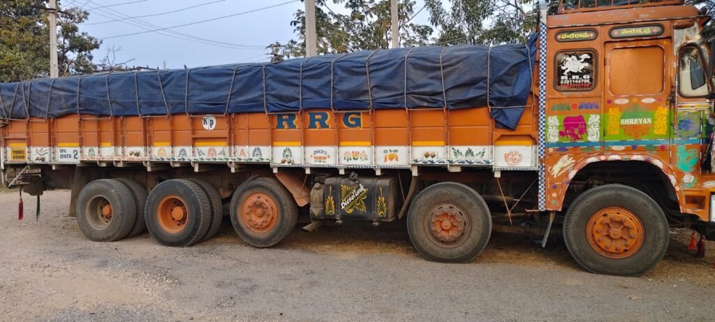 అక్రమంగా ఇసుక తరలిస్తున్న లారీ ఓనర్ , డ్రైవర్ పై కేసు నమోదు