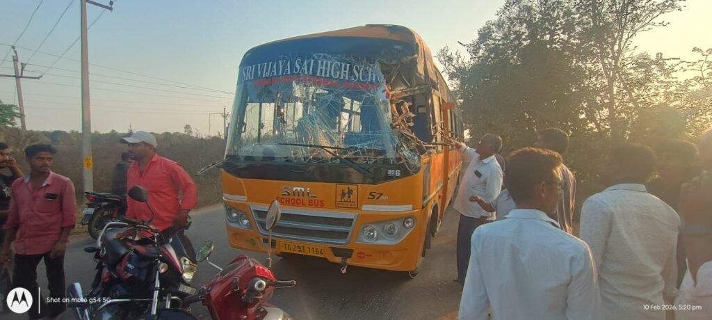 అదుపు తప్పి చెట్టును ఢీకొట్టిన బస్సు