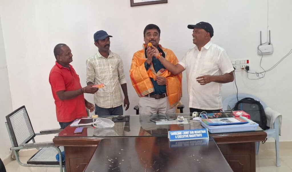 తాసిల్దార్ కు శుభాకాంక్షలు తెలిపిన మీడియా మిత్రులు