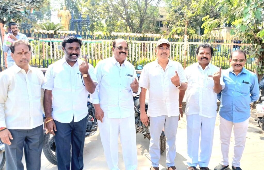 ఓటు హక్కు వినియోగించుకున్న దివంగత మాజీ ఎమ్మెల్యే సోదరుడు