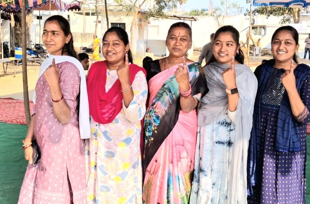 ఓటు హక్కు వినియోగించుకున్న ఒకే కుటుంబానికి చెందిన ఐదుగురు అక్క చెల్లెలు