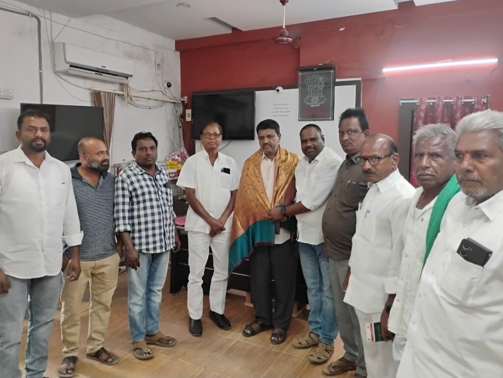 అధికారులను సన్మానించిన లయన్స్ క్లబ్ చైర్మన్