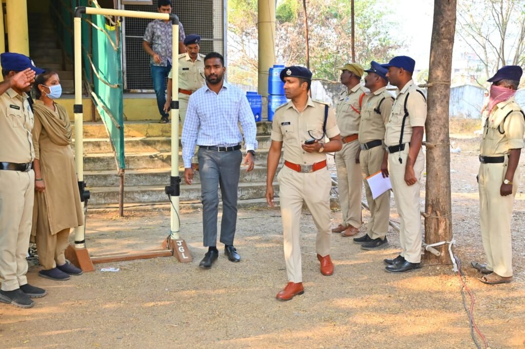 కౌంటింగ్ కేంద్రం వద్ద భారీ బందోబస్తు