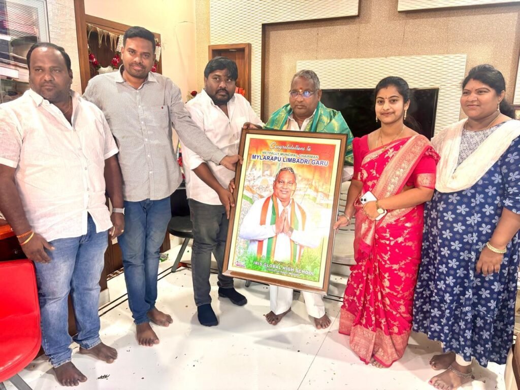మున్సిపల్ చైర్మన్ ను సన్మానించిన ఐరిస్ గ్లోబల్ హై స్కూల్ యాజమాన్యం