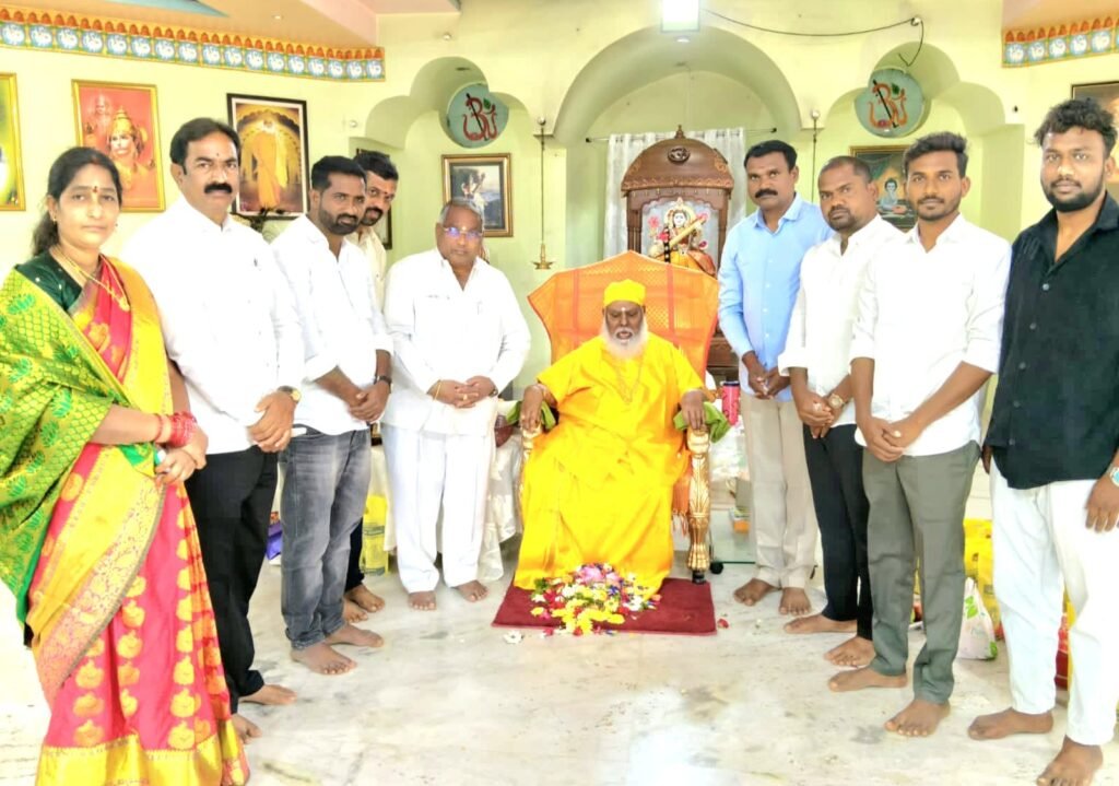 సుందర చైతన్యానంద స్వామి వారిని కలిసిన మున్సిపల్ పాలకవర్గం