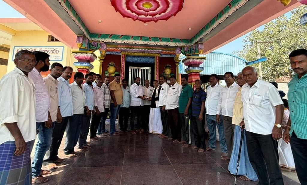 పోచమ్మ తల్లి ఆలయ నిర్మాణానికి దాతల విరాళాలు