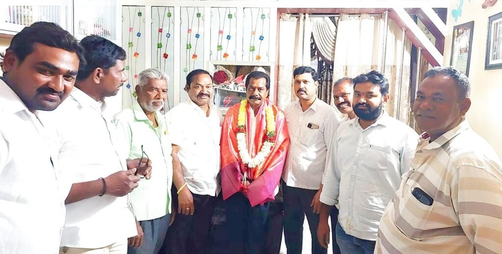 మున్సిపల్ చైర్మన్ కు విశ్వబ్రాహ్మణ ఐక్య సంఘం సన్మానం