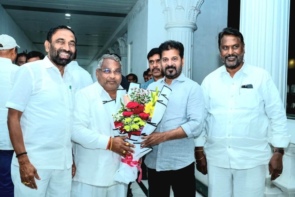 సీఎం రేవంత్ రెడ్డిని కలిసిన మున్సిపల్ చైర్మన్, వైస్ చైర్మన్లు