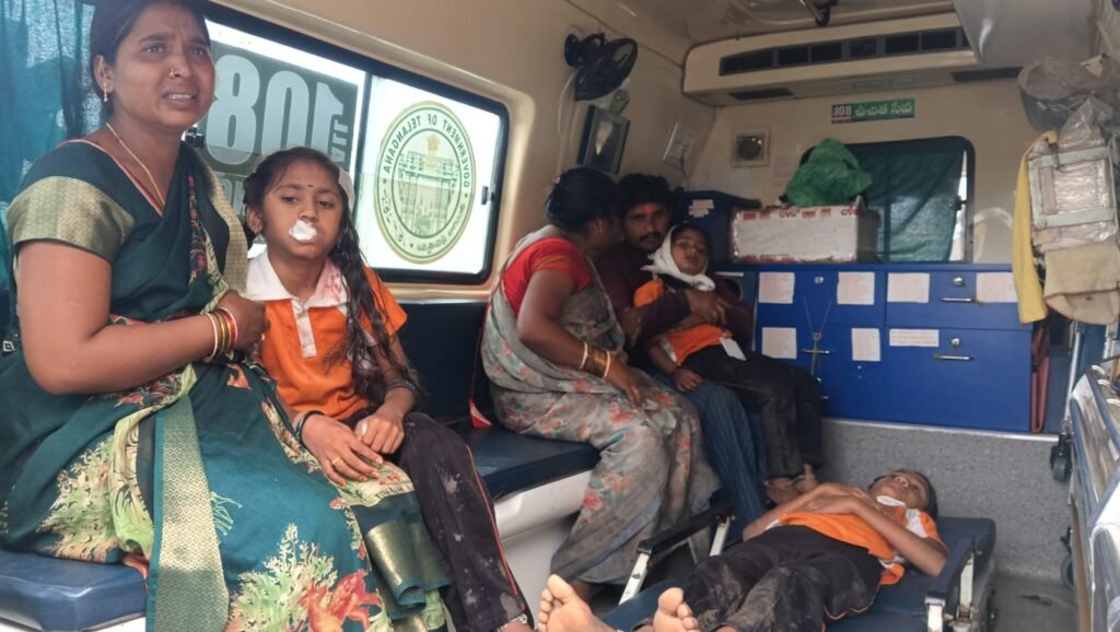 ప్రైవేట్ స్కూల్ టాటా ఏసీ వాహనం బోల్తా