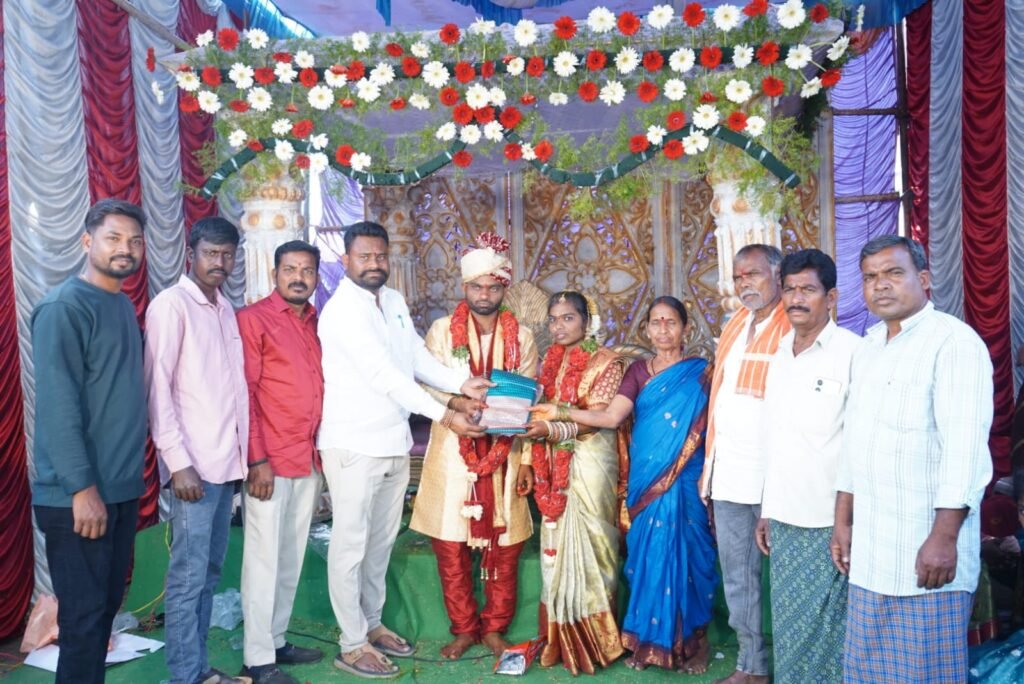 పందిరి వారి కళ్యాణ కానుక గా పట్టు చీర