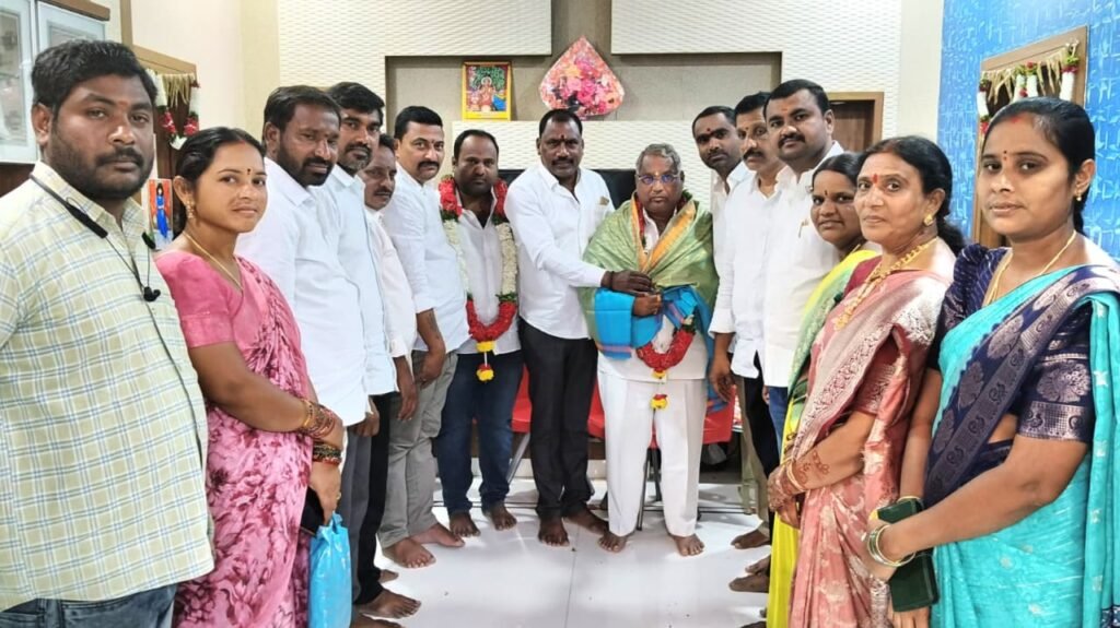 మున్సిపల్ చైర్మన్ కు బీజేపీ కౌన్సిలర్ల ఘన సన్మానం