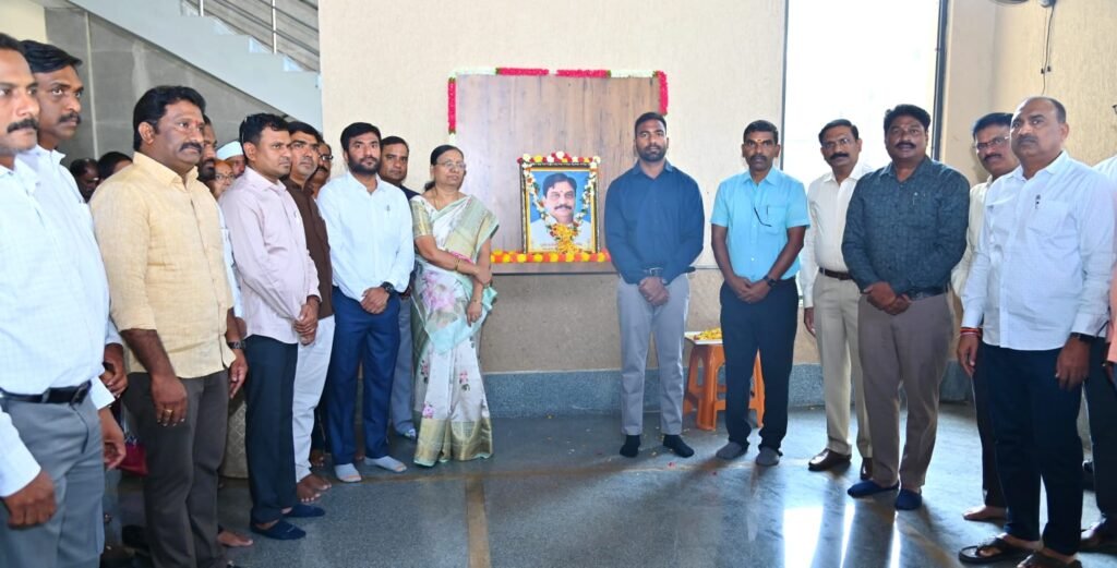 కలెక్టరేట్ లో దుద్దిల్ల శ్రీపాద రావు 87వ జయంతి