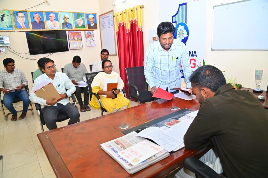 మున్సిపల్ కార్యాలయాన్ని ఆకస్మికంగా తనిఖీ చేసిన కలెక్టర్