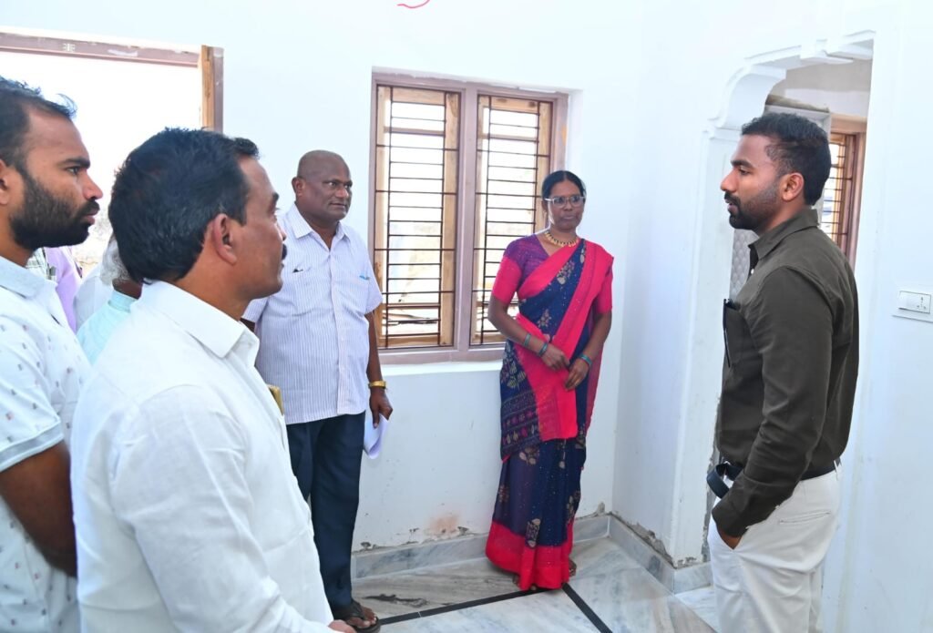 నిర్మాణ దశలో ఉన్న ఇందిరమ్మ ఇళ్ళను పరిశీలించిన జిల్లా కలెక్టర్