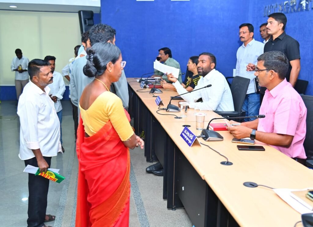 సమస్యల పై సమగ్ర విచారణ చేపట్టి పరిష్కారానికి చొరవ చూపాలి..కలెక్టర్ బి.సత్య ప్రసాద్