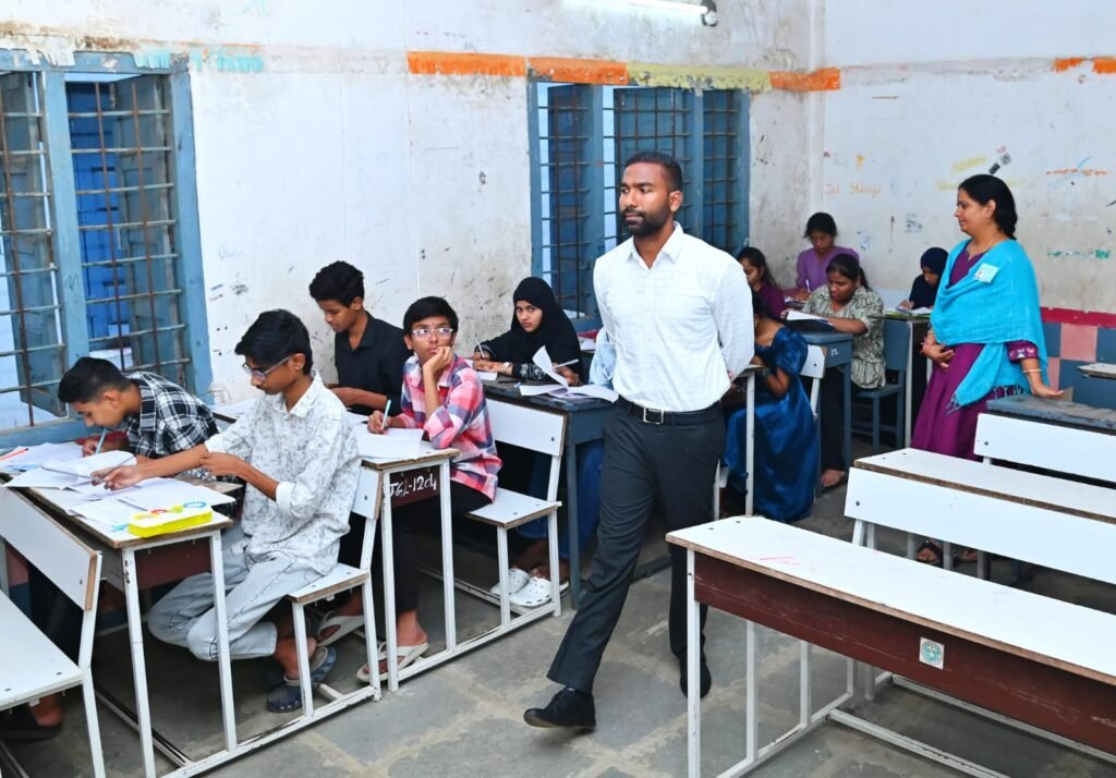 ఎస్సెస్సీ పరీక్ష కేంద్రాన్ని పరిశీలించిన కలెక్టర్