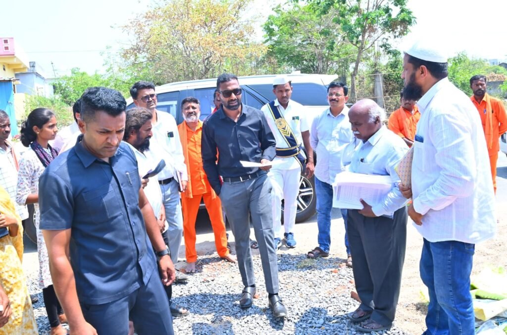 ఇందిరమ్మ ఇళ్లను పరిశీలించిన జిల్లా కలెక్టర్