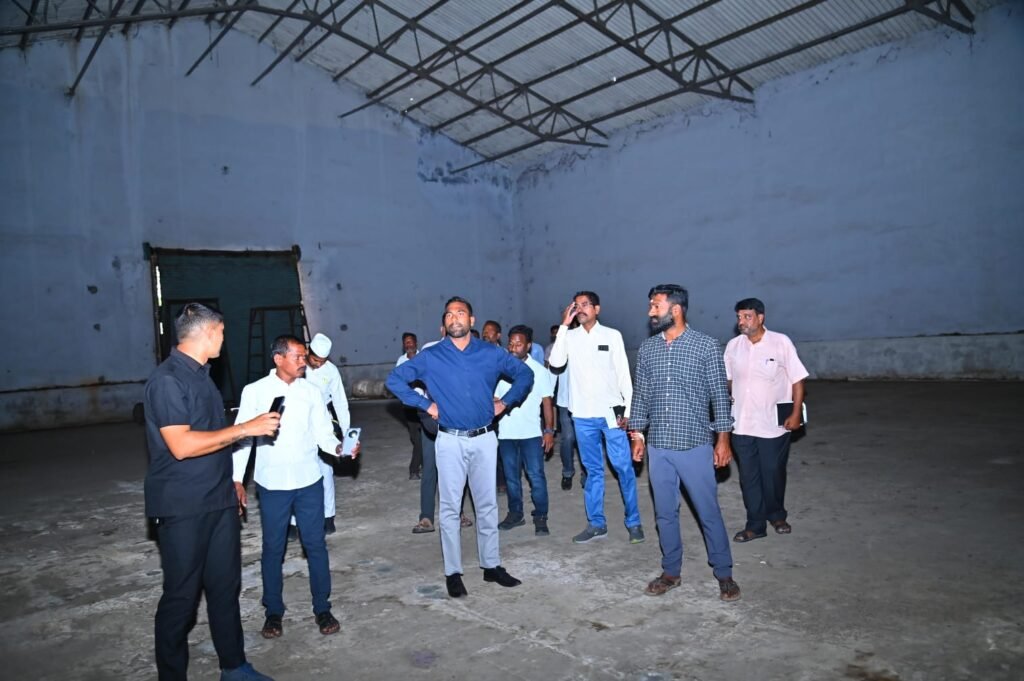 నిజాం షుగర్ ఫ్యాక్టరీ పరిధిలో గోదాములను పరిశీలించిన కలెక్టర్