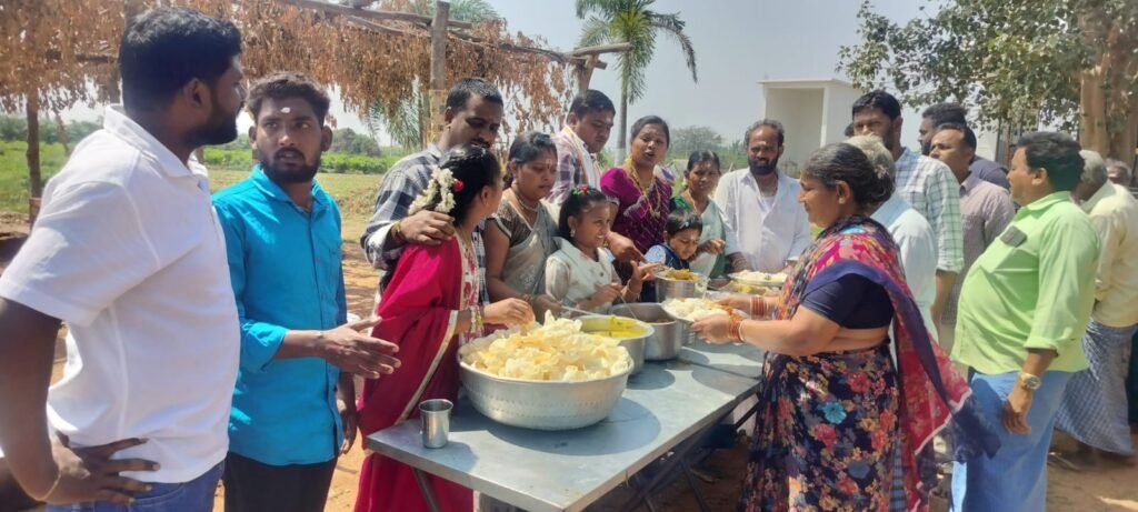 పురాతన శివాలయంలో అన్నదానం.