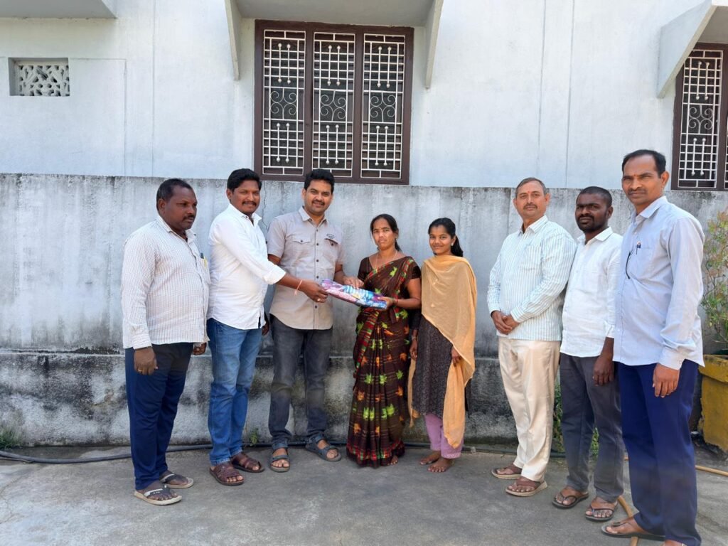 పేదింటి వధువుకి పుస్తే మట్టెలు అందజేత