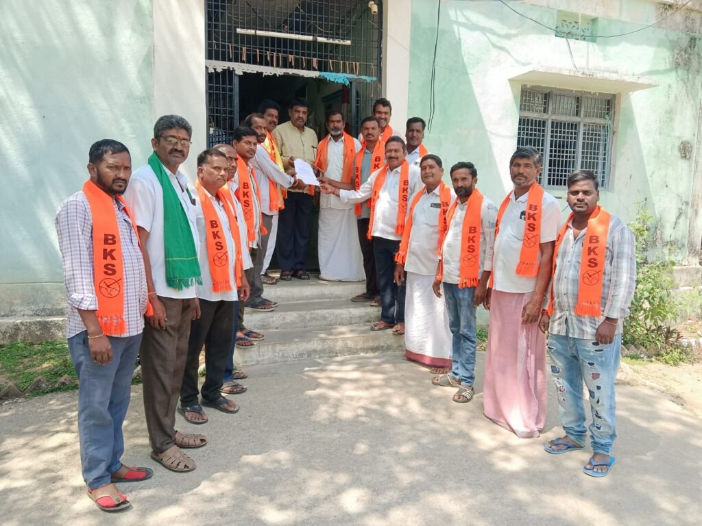 మొక్కజొన్న కొనుగోలు కేంద్రాలు ఏర్పాటు చేయాలి.