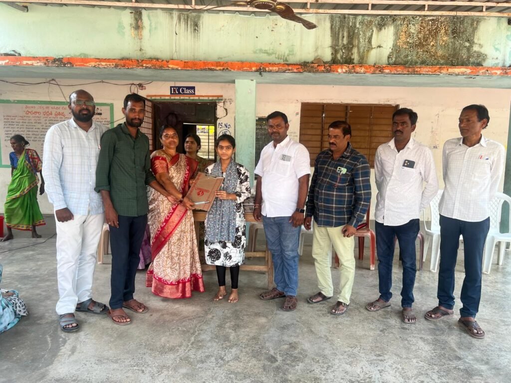 విద్యార్థులకు పరీక్ష ప్యాడ్స్ పంపిణీ