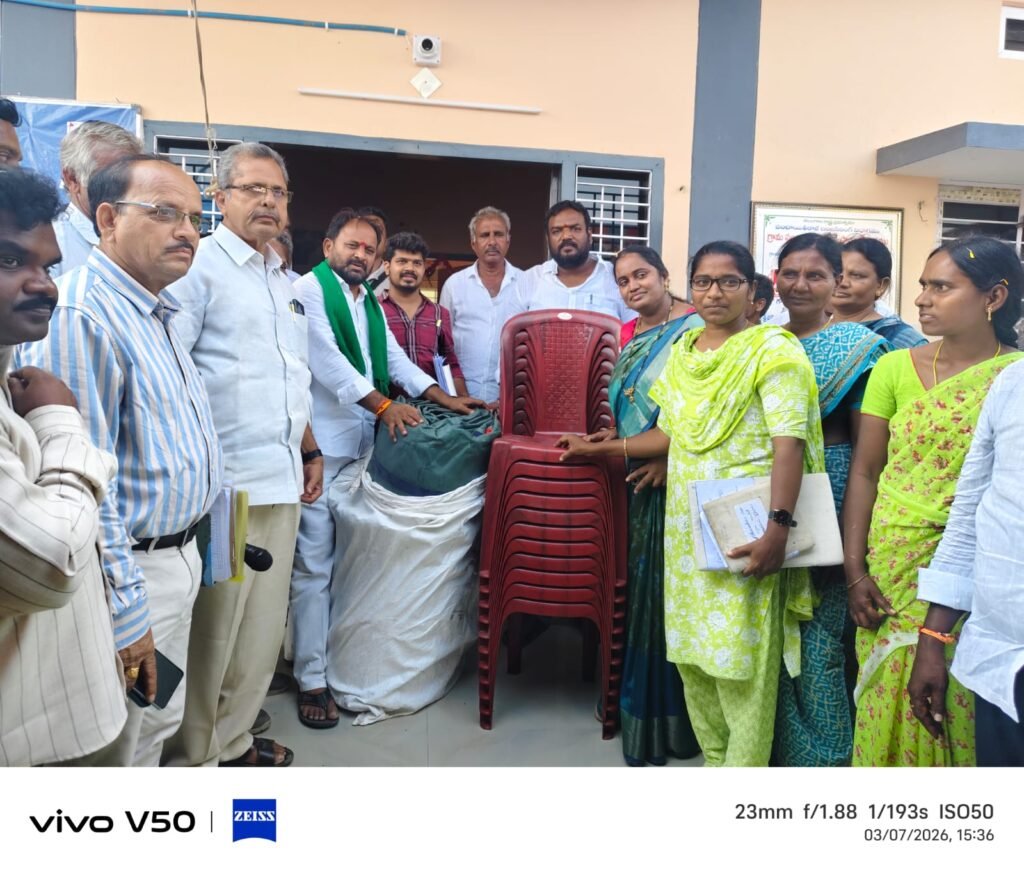 గ్రామాన్ని దత్తత తీసుకొని అభివృద్ధి చేస్తా