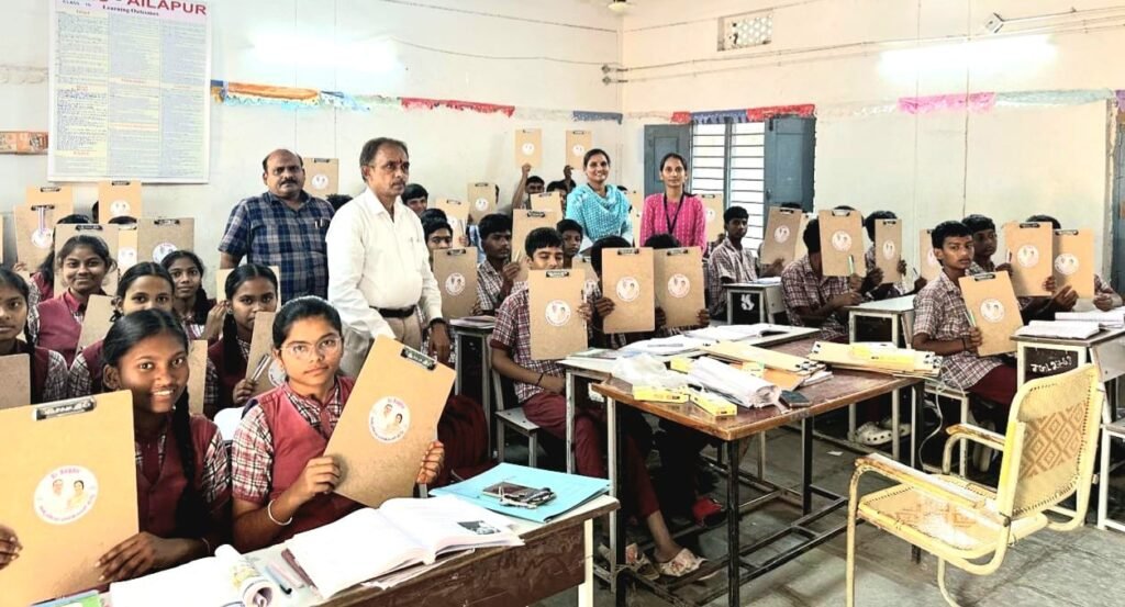 విద్యార్థులకు పరీక్షా ప్యాడ్లు, పెన్నుల పంపిణీ