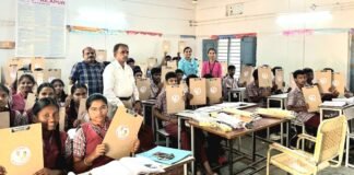 విద్యార్థులకు పరీక్షా ప్యాడ్లు, పెన్నుల పంపిణీ