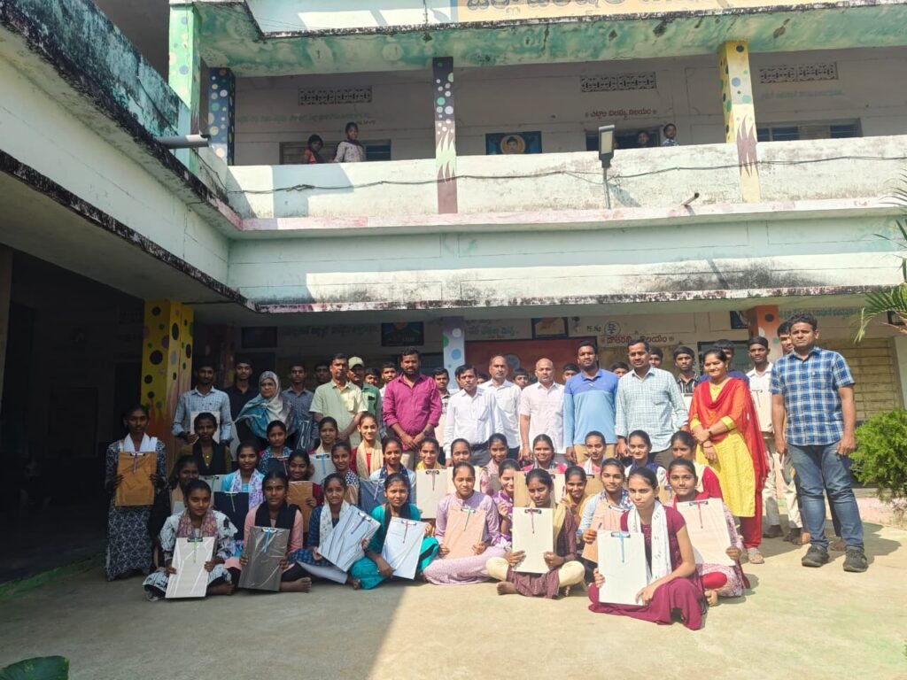 విద్యార్థులకు పరీక్షా ప్యాడ్స్ పెన్నులు పంపిణీ