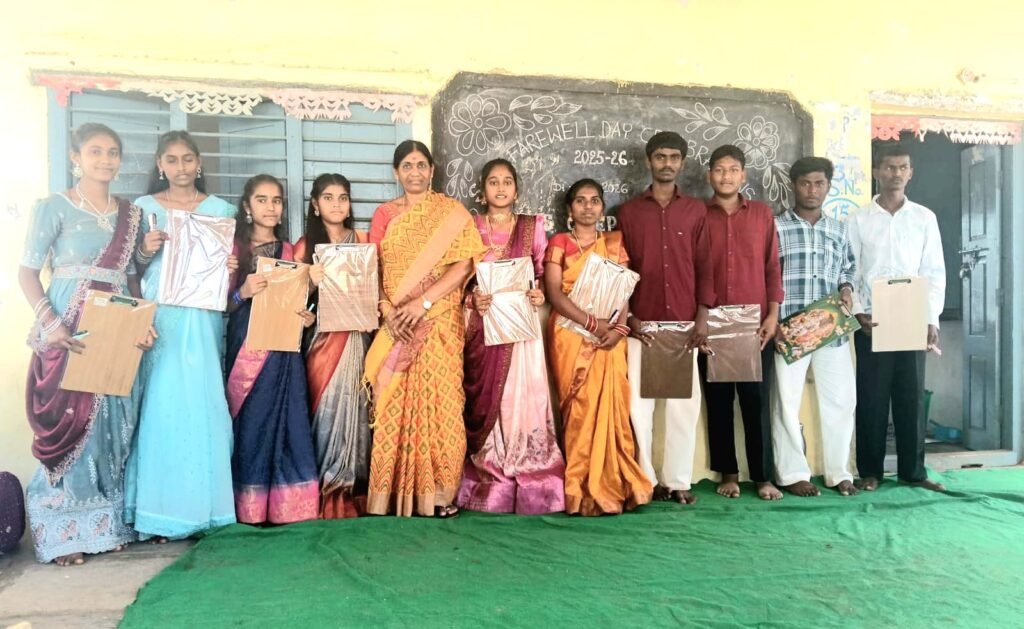 పదవ తరగతి విద్యార్థుల వీడ్కోలు – పరీక్ష ప్యాడ్లు, పెన్నులు పంపిణీ