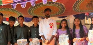 పరీక్ష ప్యాడ్స్ పెన్నులు పంపిణీ