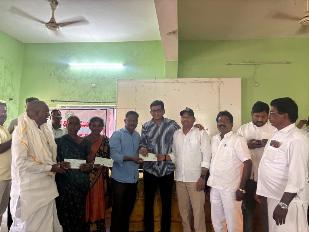 కళ్యాణ లక్ష్మి షాదీ ముబారక్ చెక్కలు పంపిణీ చేసిన ఎమ్మెల్యే