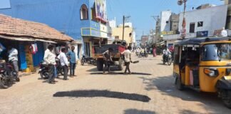 తూతూ మంత్రంగా ఆర్ అండ్ బీ రోడ్డుపై గుంతలు పూడ్చివేత