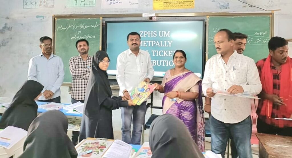 విద్యార్థులకు ఎగ్జామ్ ప్యాడ్స్,పెన్నుల పంపిణీ